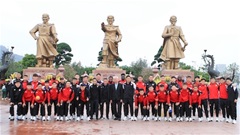 Thầy trò HLV Chu Đình Nghiêm tham quan di tích, ôn sử hào hùng!